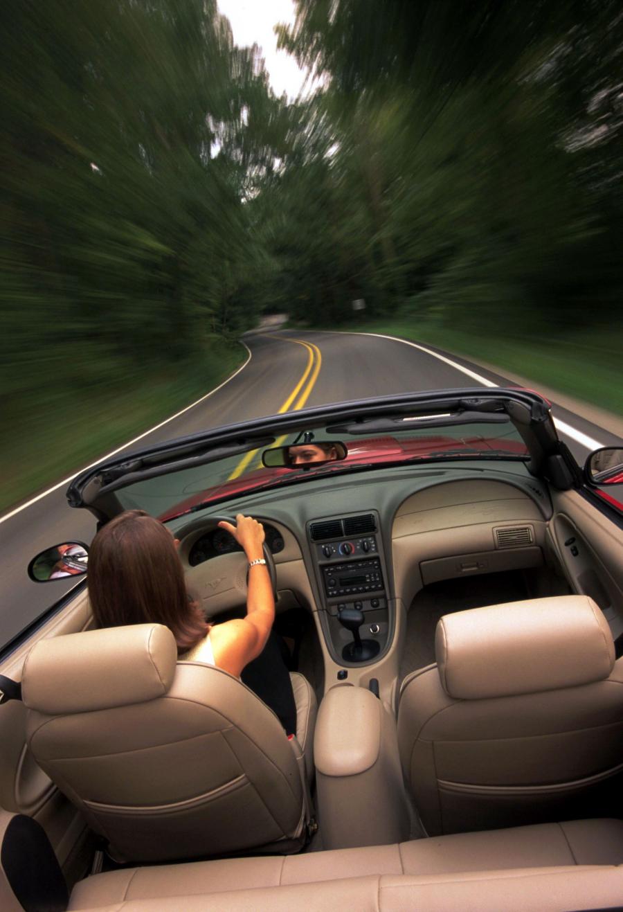 Интерьер Ford Mustang GT Convertible 1999 года  (фото 41 из 74)